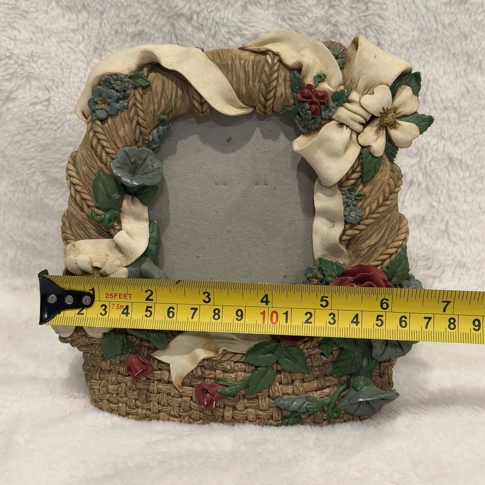 VTG Fancy Frames Resin Picture Frame Cream Cottagecore Standing Victorian Basket